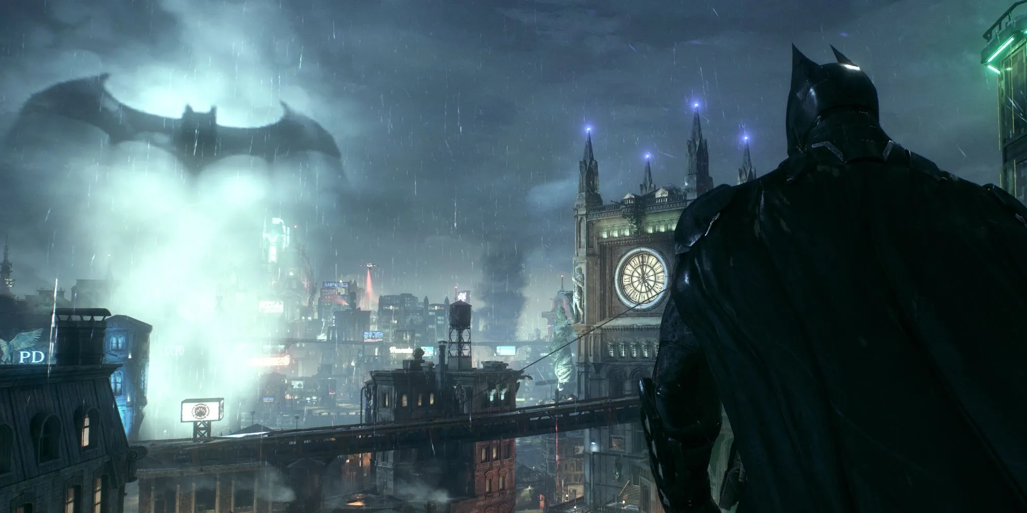 Batman đứng trên nóc tòa nhà cao tầng bao quát khung cảnh hỗn loạn của Arkham City trong game.