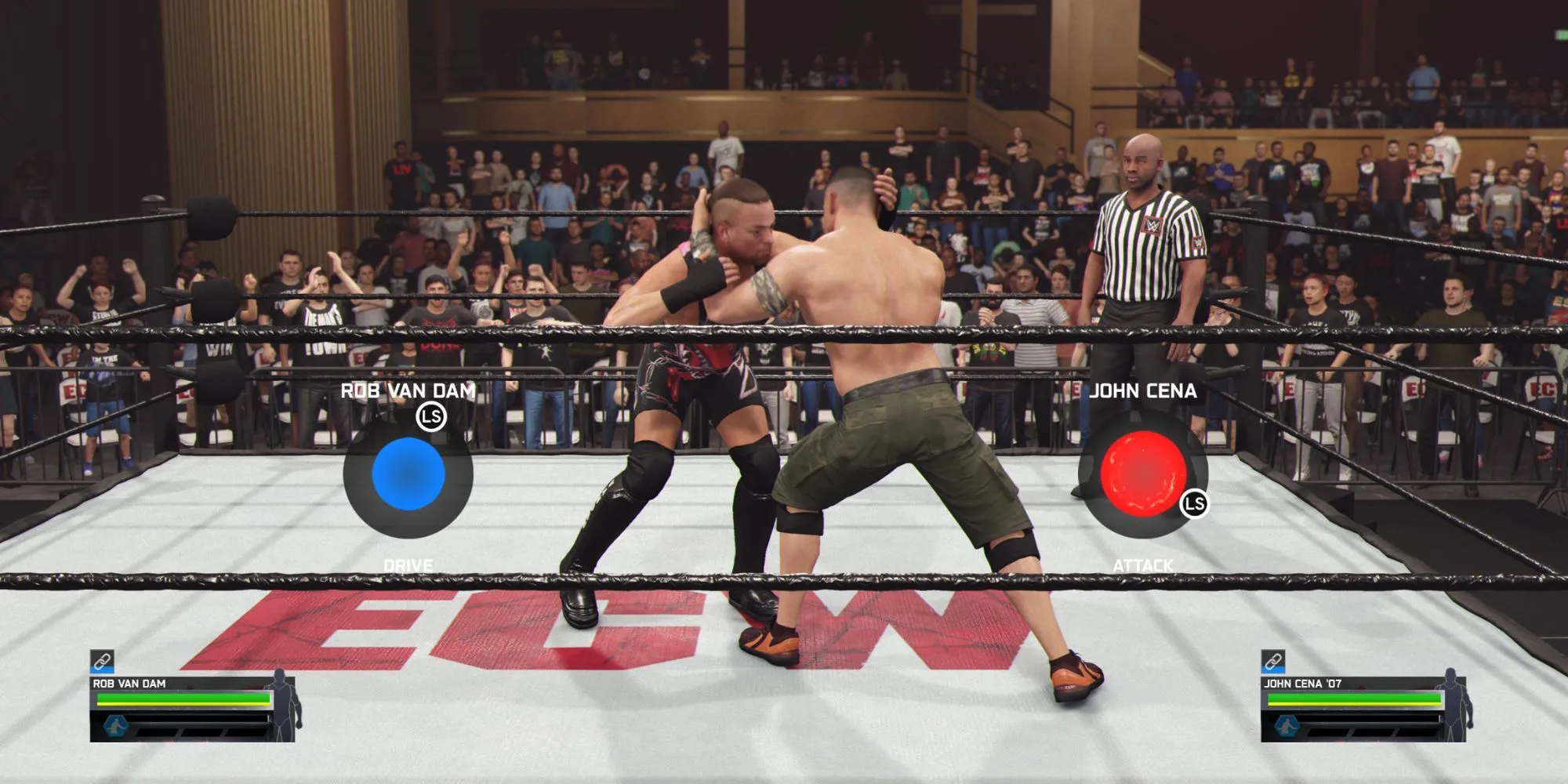 Đô vật thực hiện đòn khóa (chain wrestling) tạo kịch tính trong trận đấu WWE 2K25