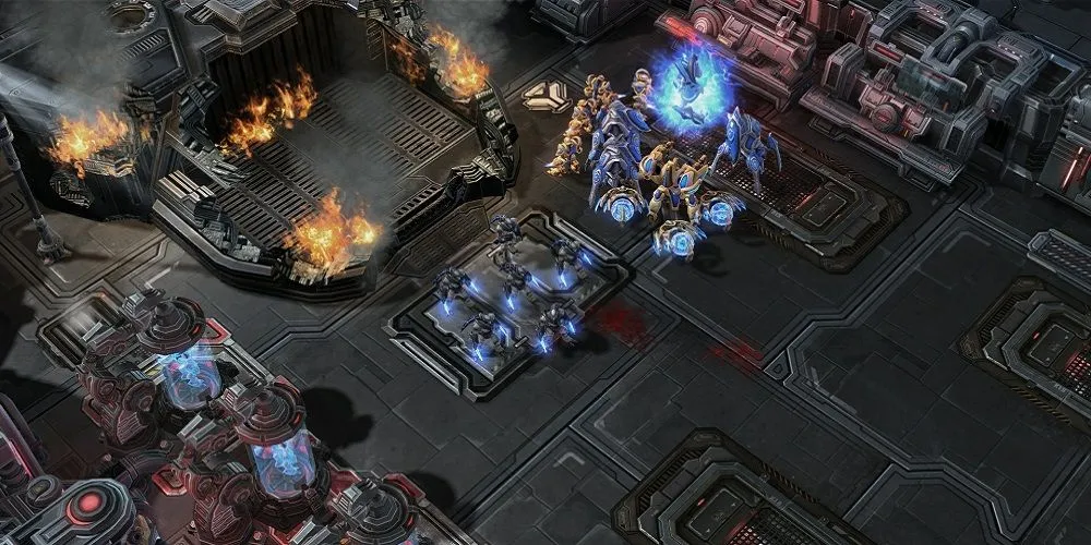Đội quân Protoss trong một trận chiến trong chiến dịch của game chiến thuật thời gian thực StarCraft 2.