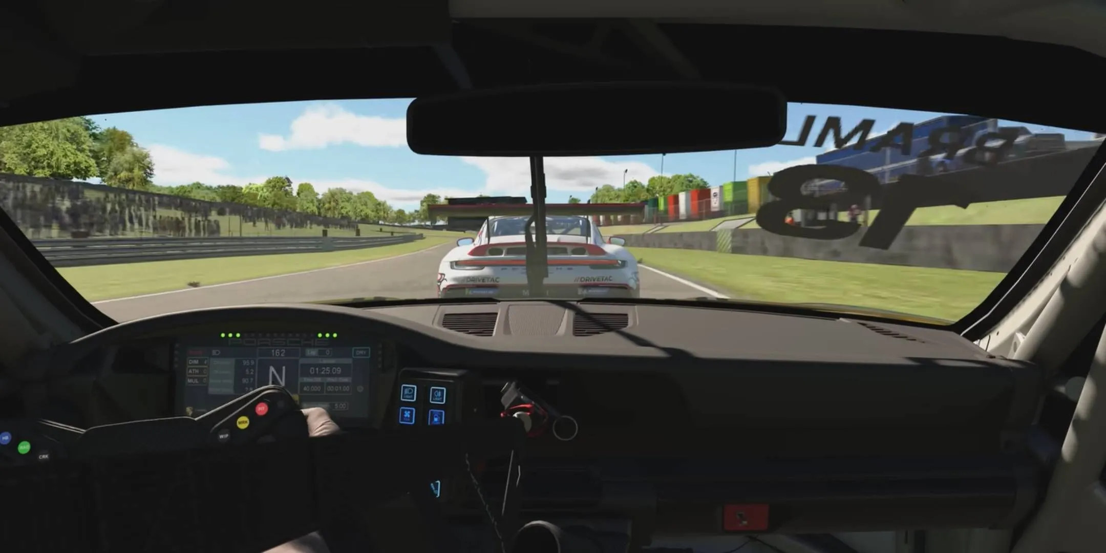 Góc nhìn buồng lái của những chiếc xe đua trên đường đua trong iRacing