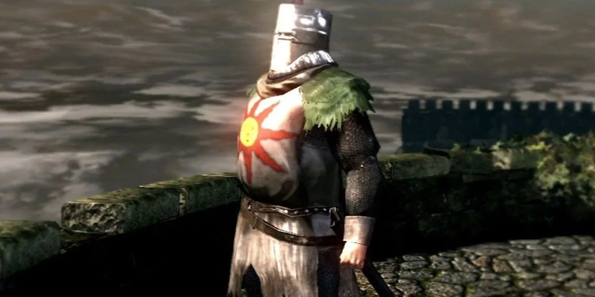 Hiệp sĩ Solaire of Astora nhìn ra xa, một trong những nhân vật bí ẩn và quan trọng trong cốt truyện Dark Souls.