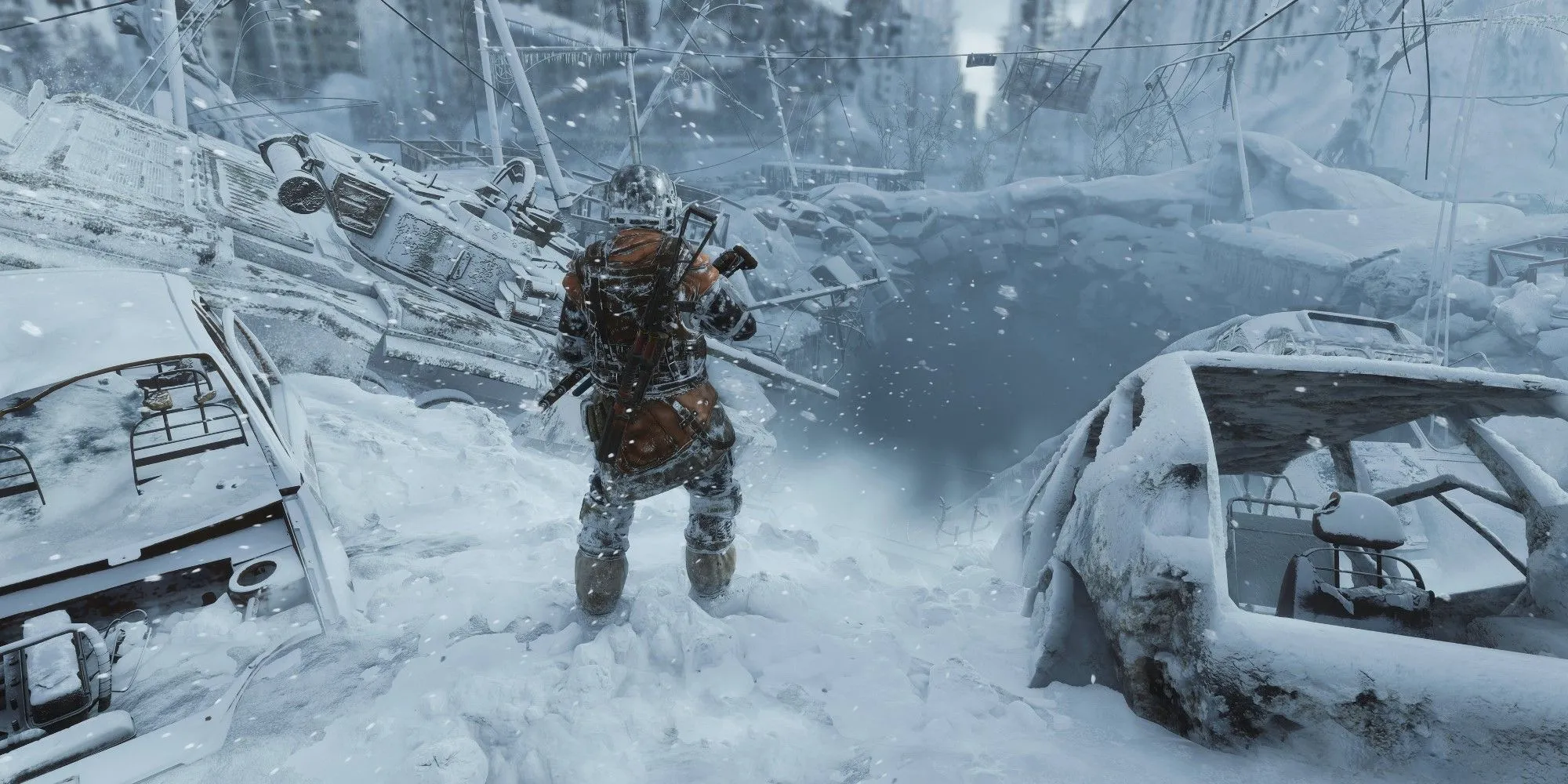 Metro Exodus: Ảnh chụp màn hình gameplay cho thấy người chơi ở giữa một con đường bị phá hủy phủ đầy tuyết và xe hơi cũ