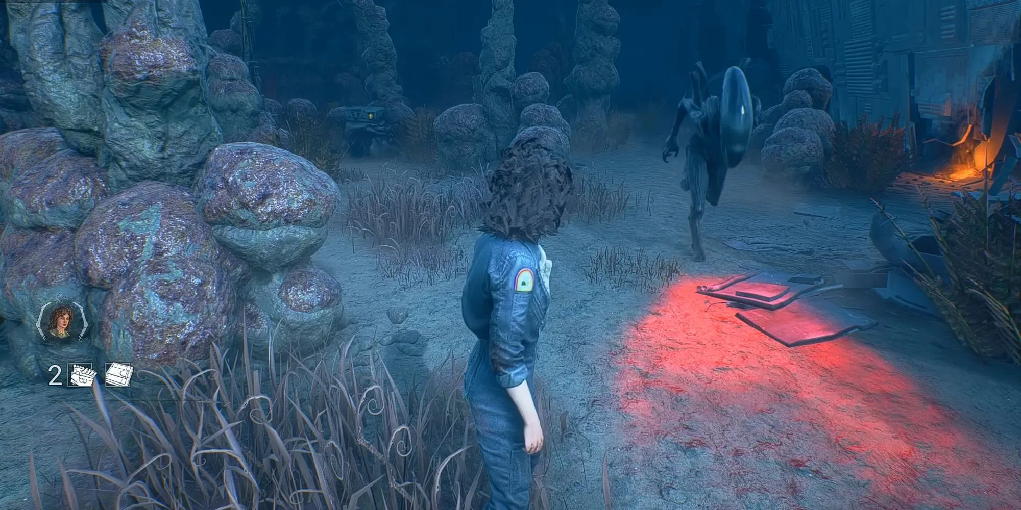 Một kẻ sát nhân trong Dead by Daylight đang truy đuổi người sống sót trong khung cảnh u ám