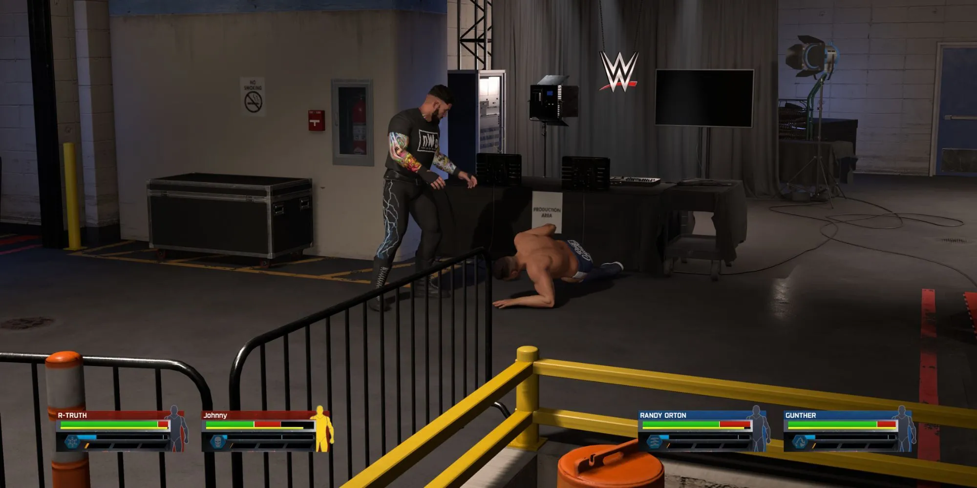 Một pha ẩu đả phía sau hậu trường trong chế độ MyRise của WWE 2K25, thể hiện sự đa dạng của các loại trận đấu