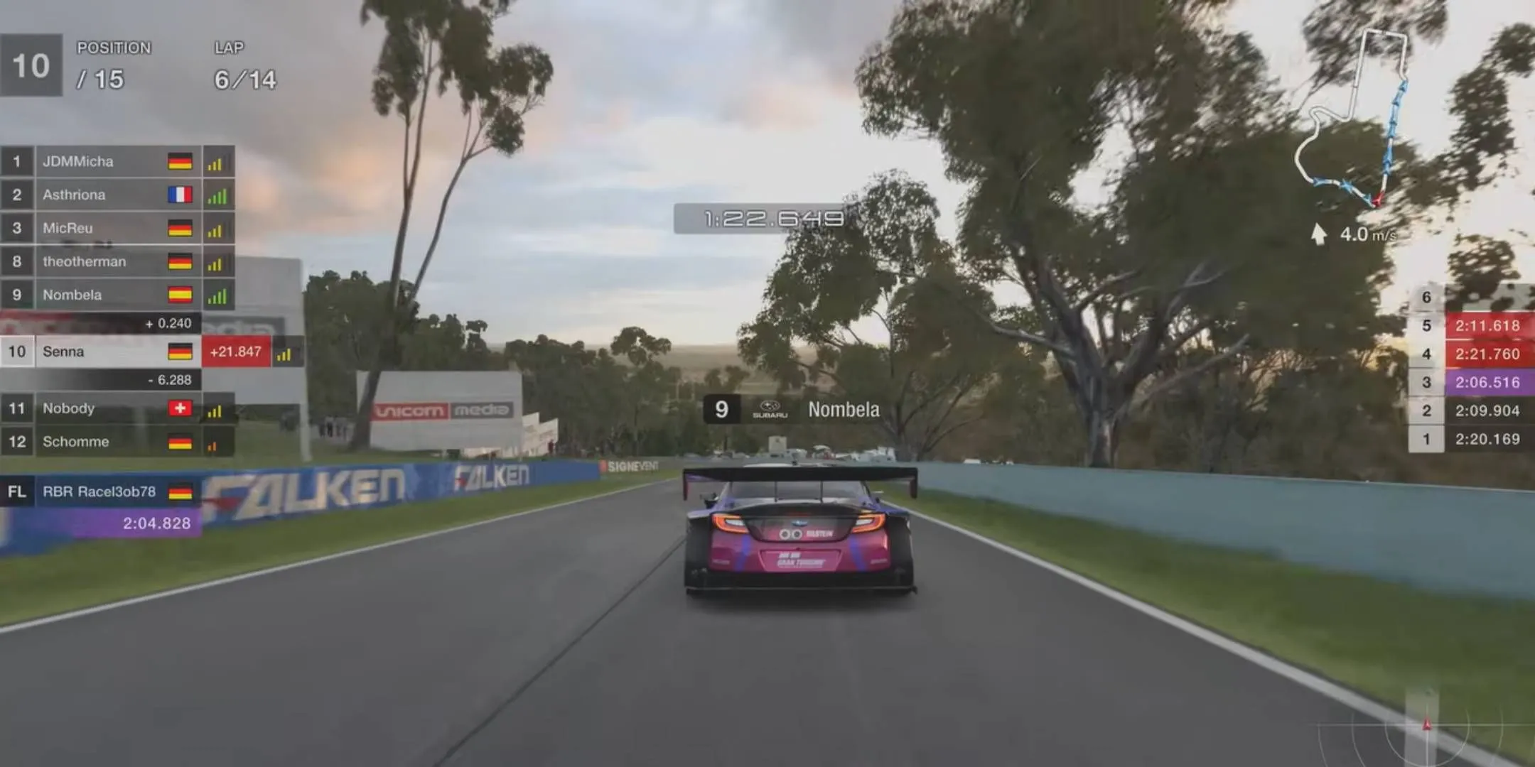 Những chiếc xe đua trên đường đua trong Gran Turismo 7