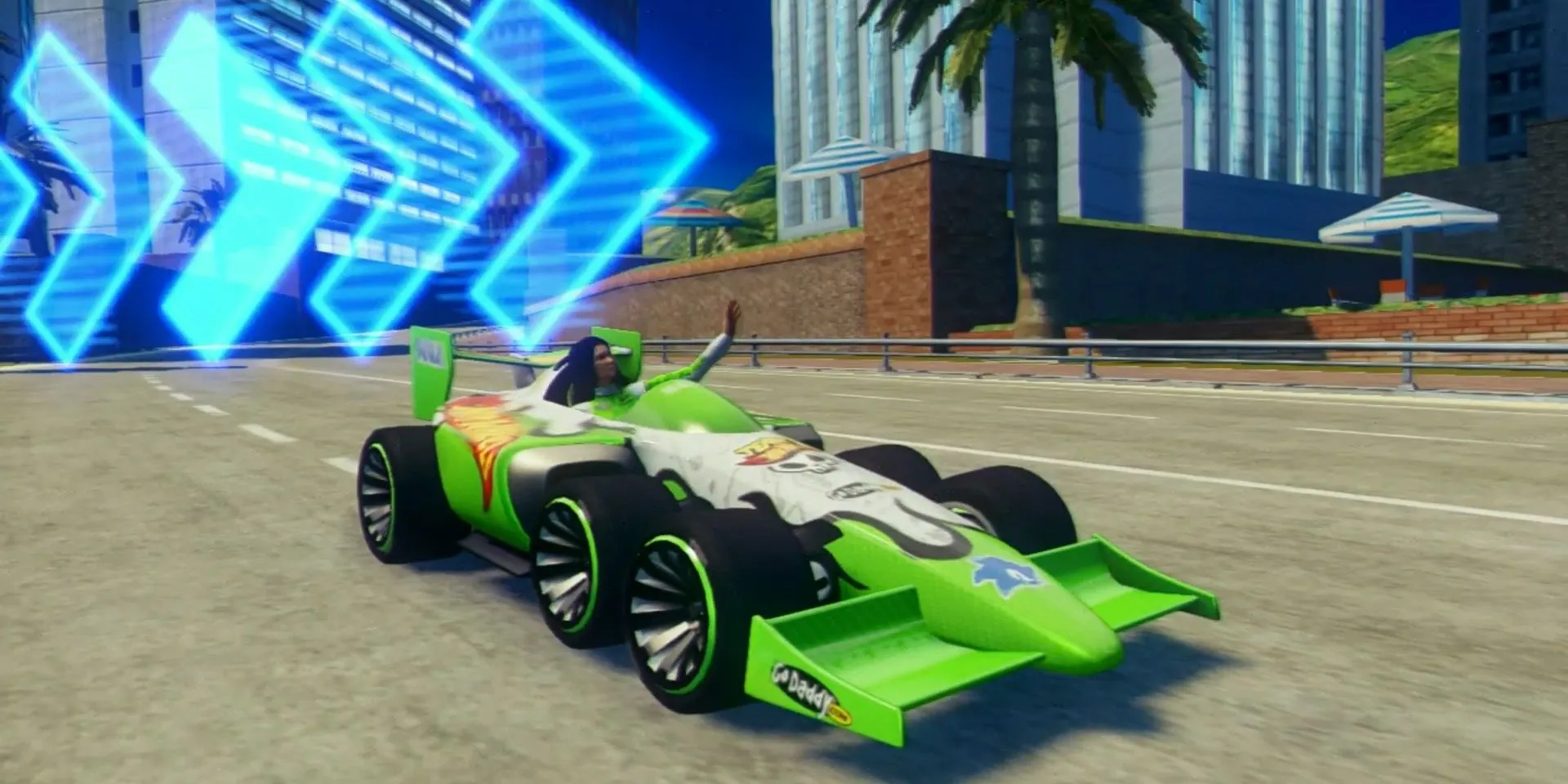 Tay đua NASCAR đời thực Danica Patrick lái chiếc xe đua cá nhân trong game Sonic and All-Stars Racing Transformed