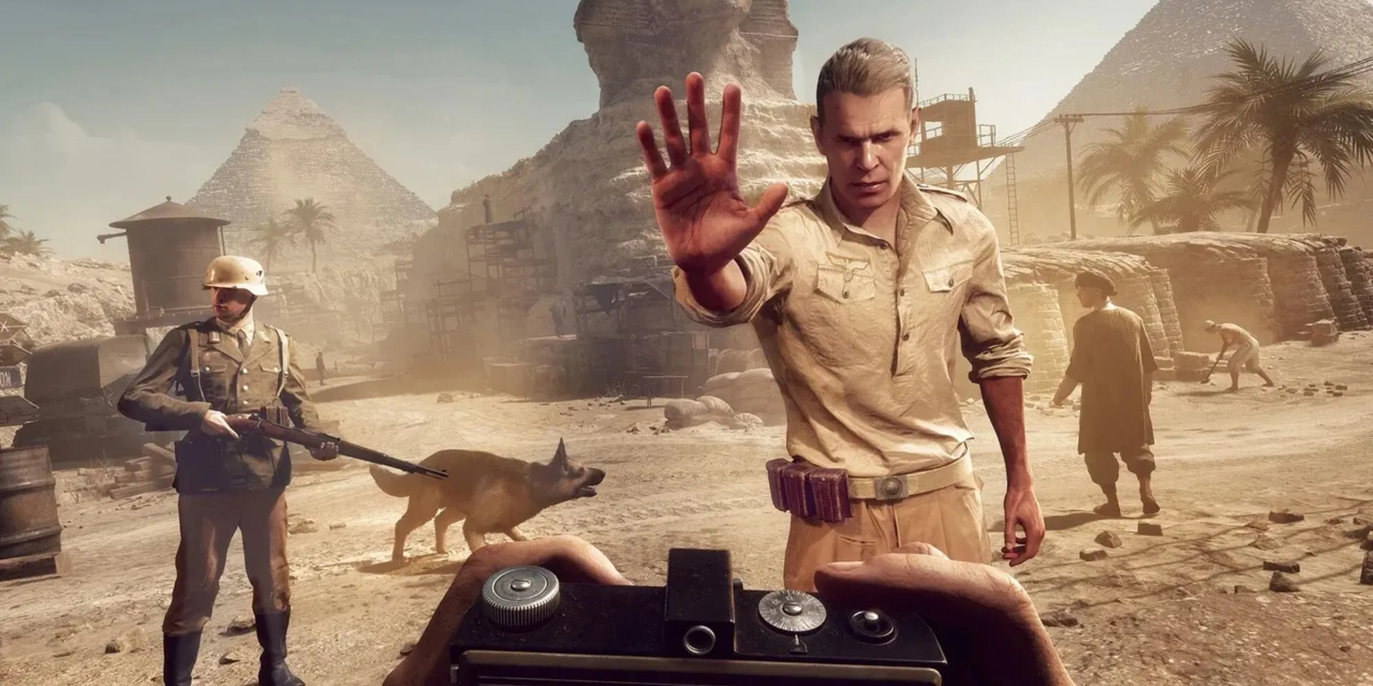 Indiana Jones đứng trước tượng Nhân sư (Sphinx) trong game