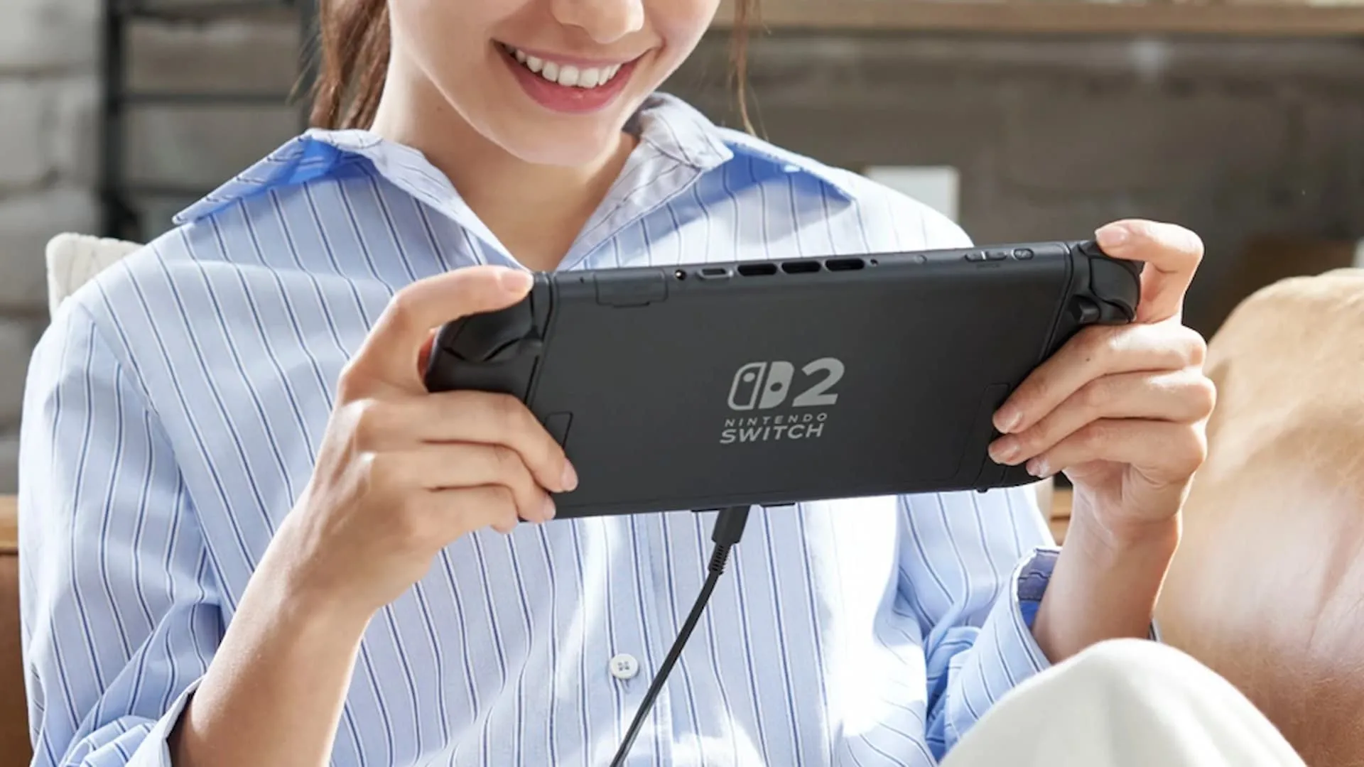 Một người chơi đang cầm trên tay máy console Nintendo Switch 2