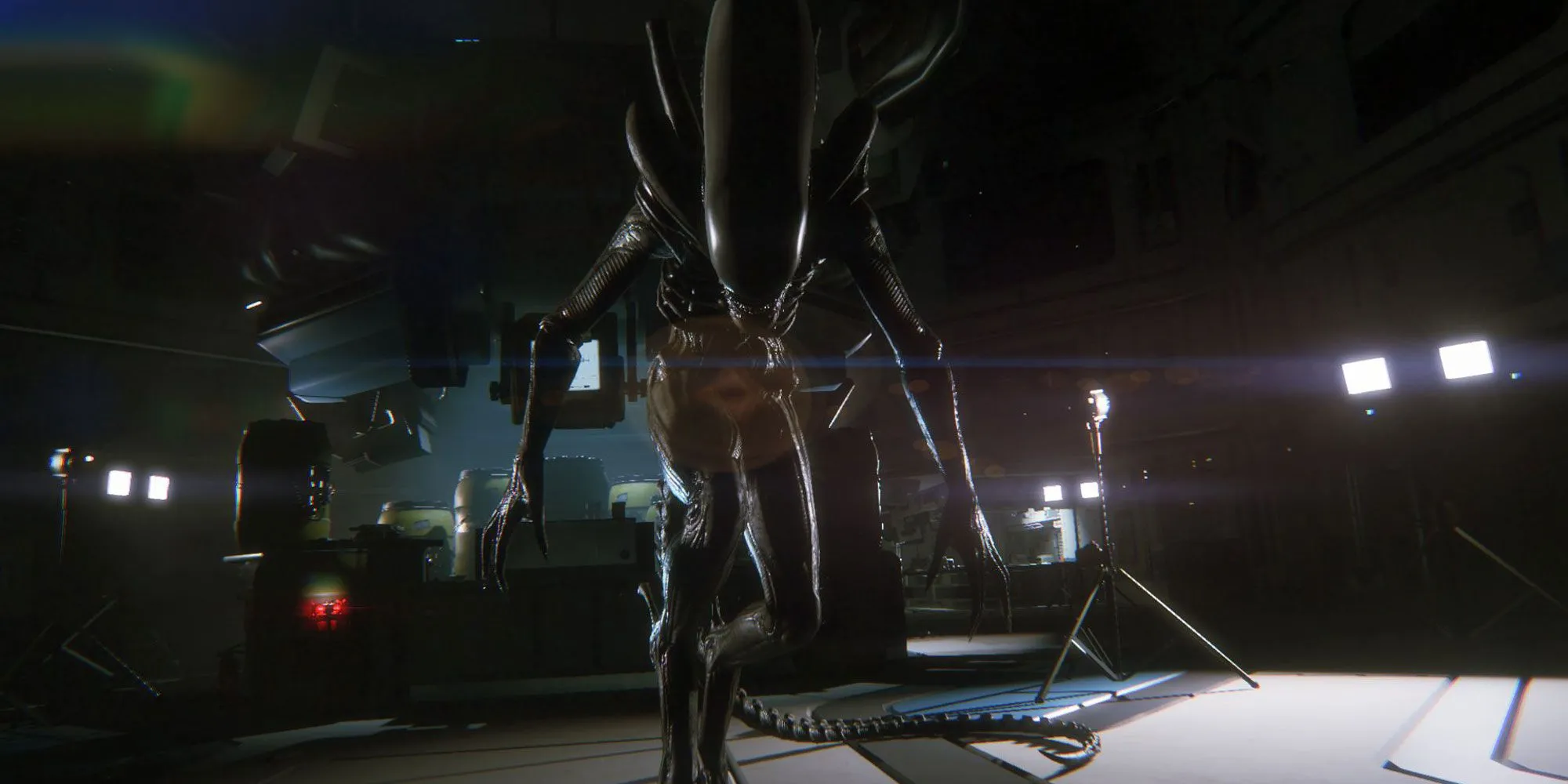 Nhân vật chính ẩn mình khỏi quái vật Alien trong Alien Isolation