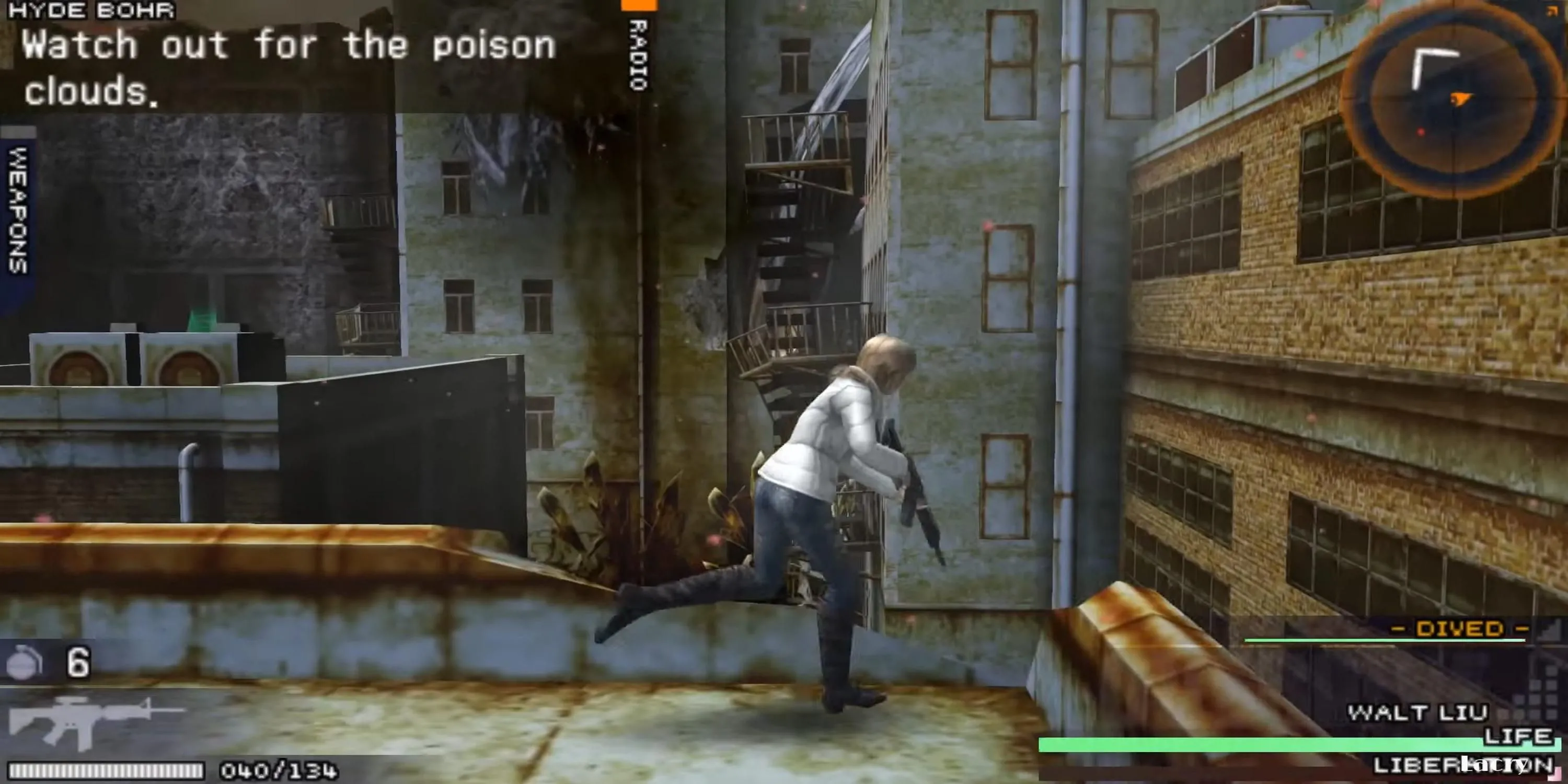 Aya Brea di chuyển trên mái nhà đổ nát, sẵn sàng chiến đấu trong tựa game hành động The 3rd Birthday trên PlayStation Portable.