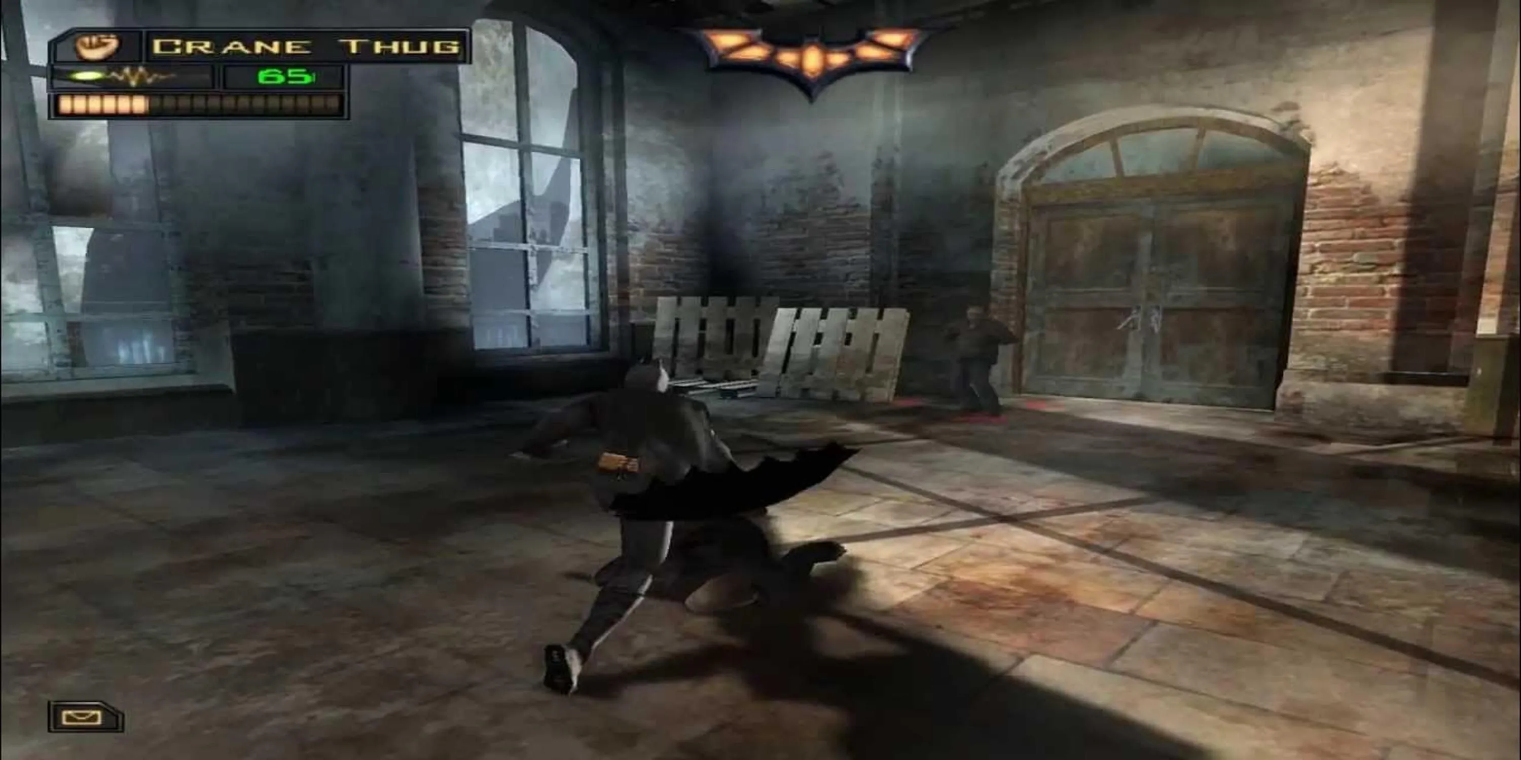 Batman đối mặt với côn đồ trong Batman Begins