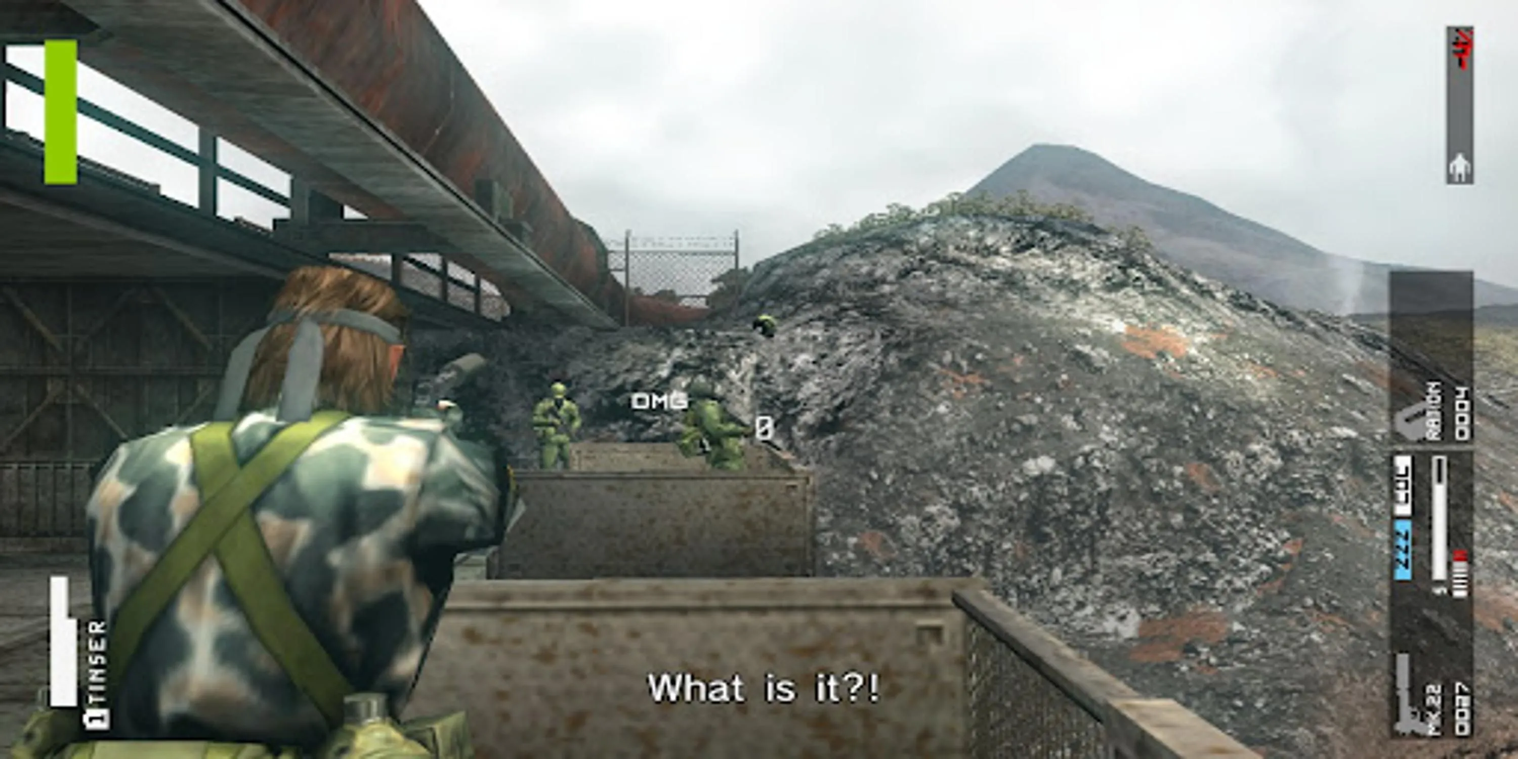 Big Boss trong tư thế hành động căng thẳng trong Metal Gear Solid: Peace Walker, thể hiện lối chơi stealth và đồ họa vượt trội của game trên PSP.