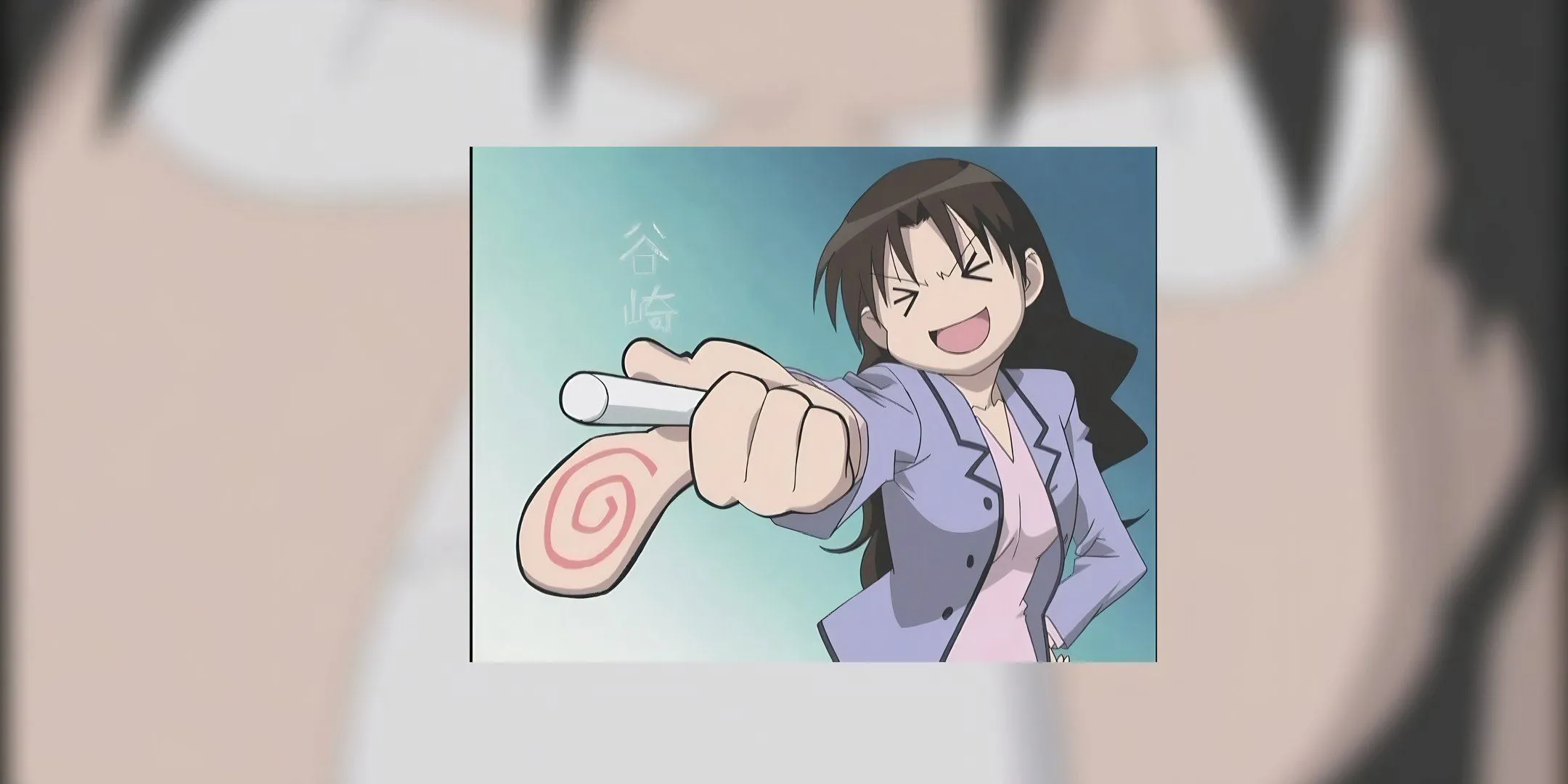 Cô Yukari Tanizaki cầm phấn và mỉm cười trong Azumanga Daioh, đôi khi thể hiện tính cách thất thường.