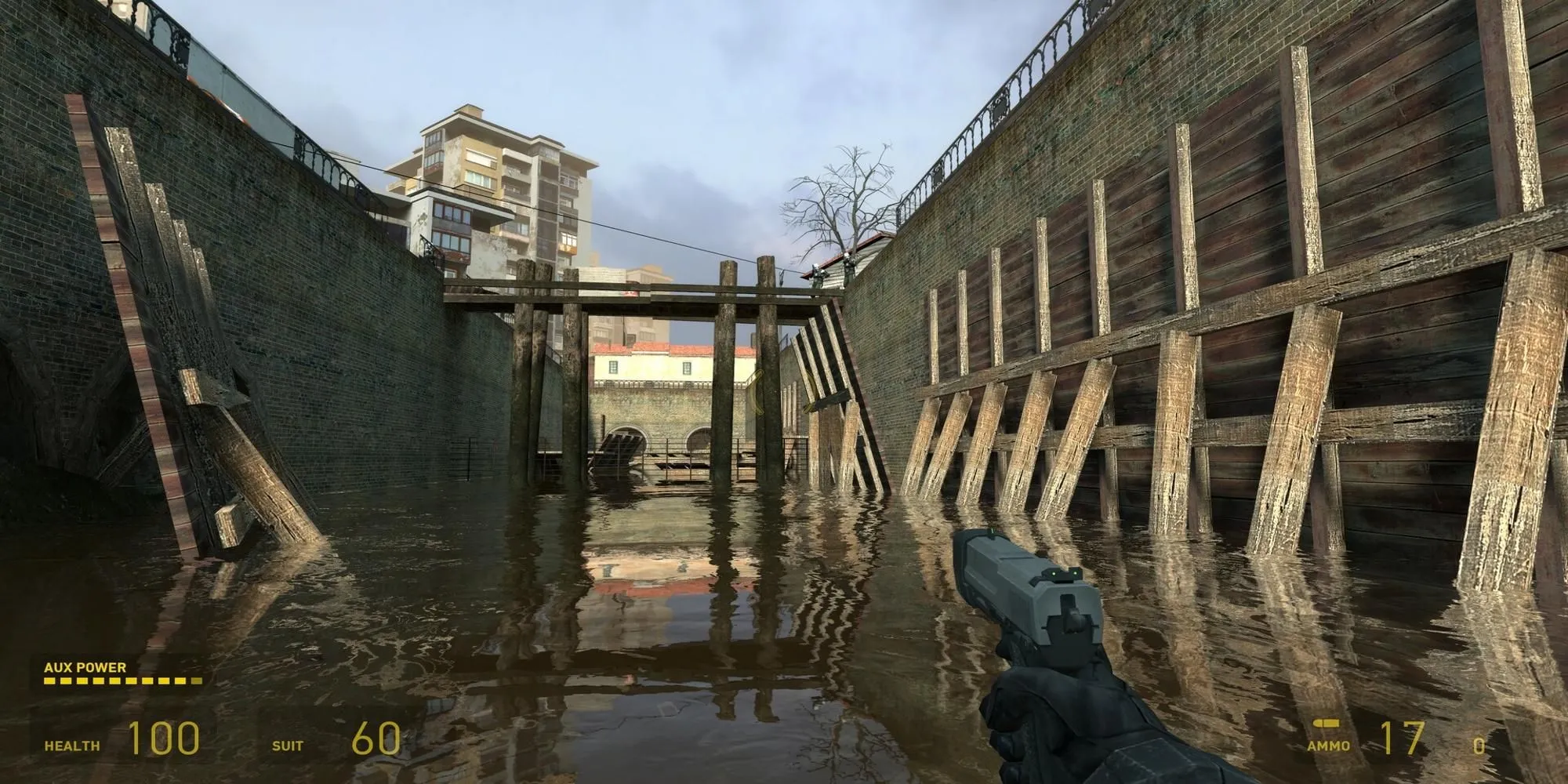 Gordon Freeman vượt qua vùng nước ngập trong Half-Life 2, thể hiện sự tương tác vật lý đột phá và môi trường game sống động