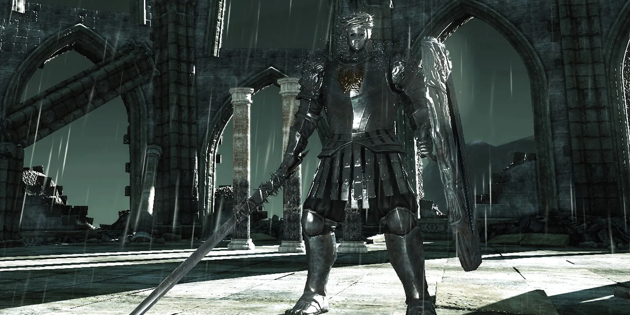 Hiệp sĩ Gương trong Dark Souls 2 đứng trong một đấu trường mưa, một hình ảnh biểu tượng cho những trận chiến đầy thử thách.