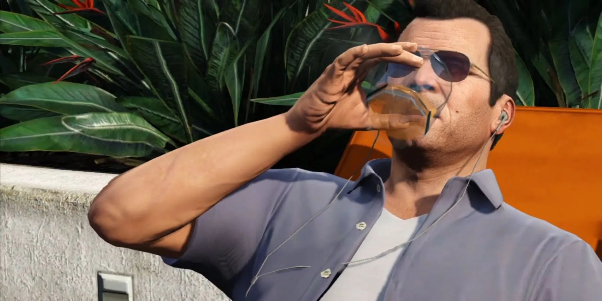 Michael De Santa thư giãn bên hồ bơi trong Grand Theft Auto V, gợi nhớ câu nói ẩn ý