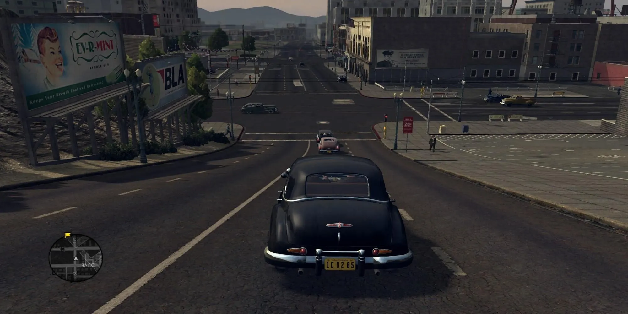 Một chiếc xe ô tô đen đang di chuyển trong thành phố Los Angeles những năm 1940 trong game L.A. Noire