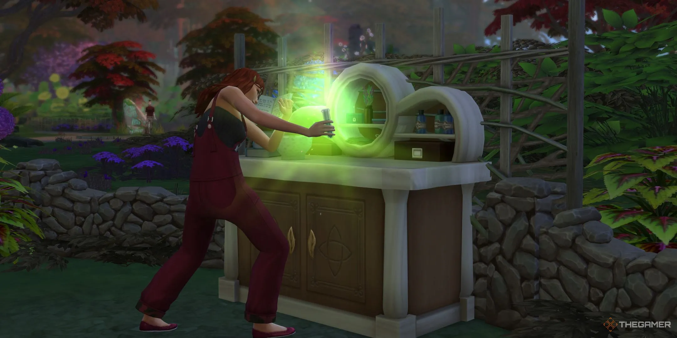 Một Sim đang pha chế thuốc tại bàn bào chế apothecary ở Everdew trong The Sims 4 Enchanted By Nature.