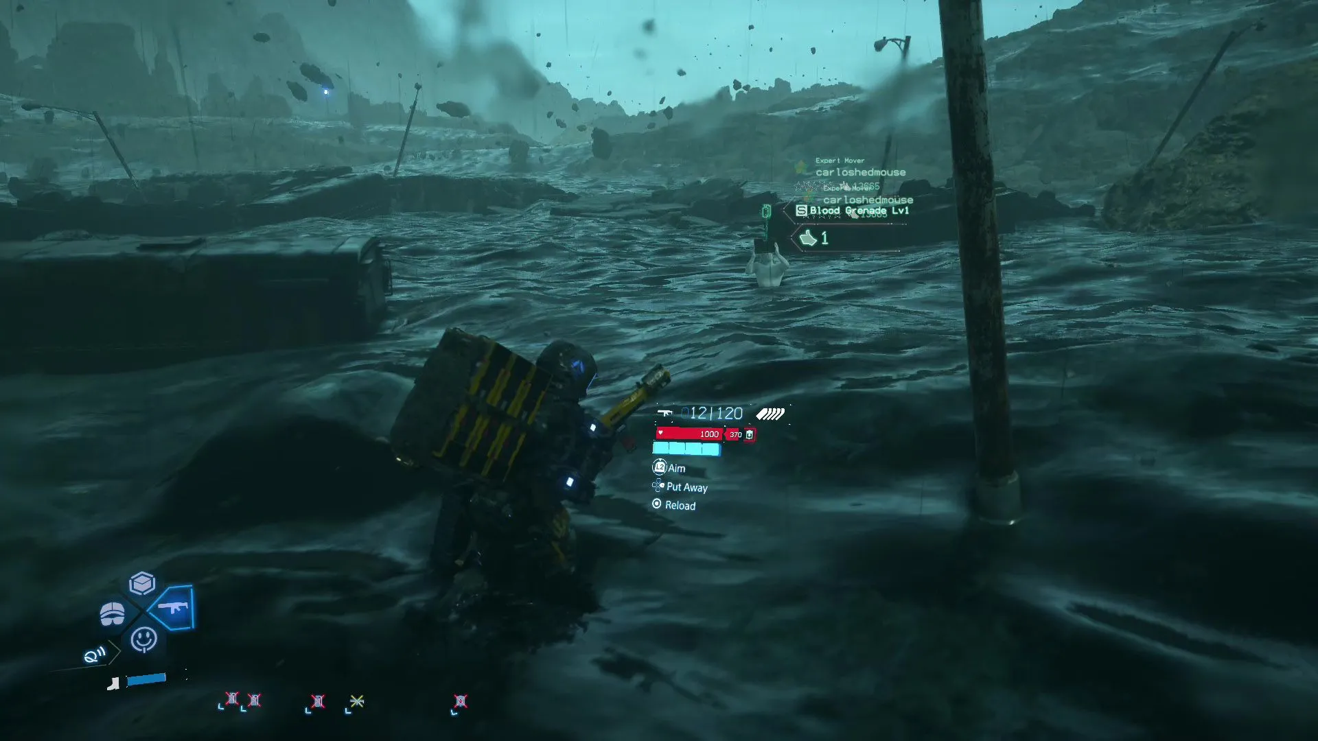 Nhặt Blood Grenades và trang bị hỗ trợ từ môi trường chiến trường Giant BT