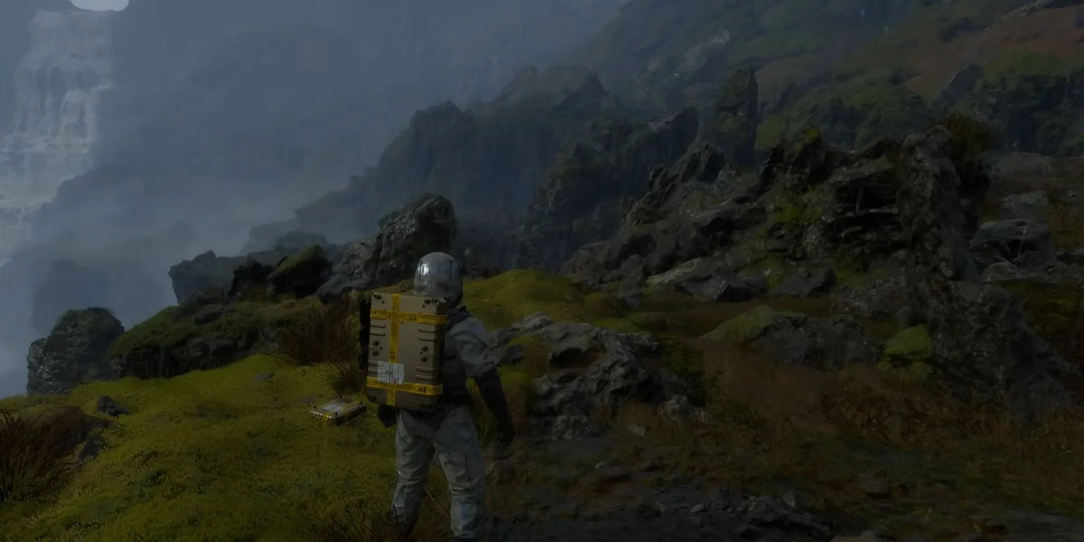 Sam Porter Bridges vượt địa hình hiểm trở trong thế giới Death Stranding