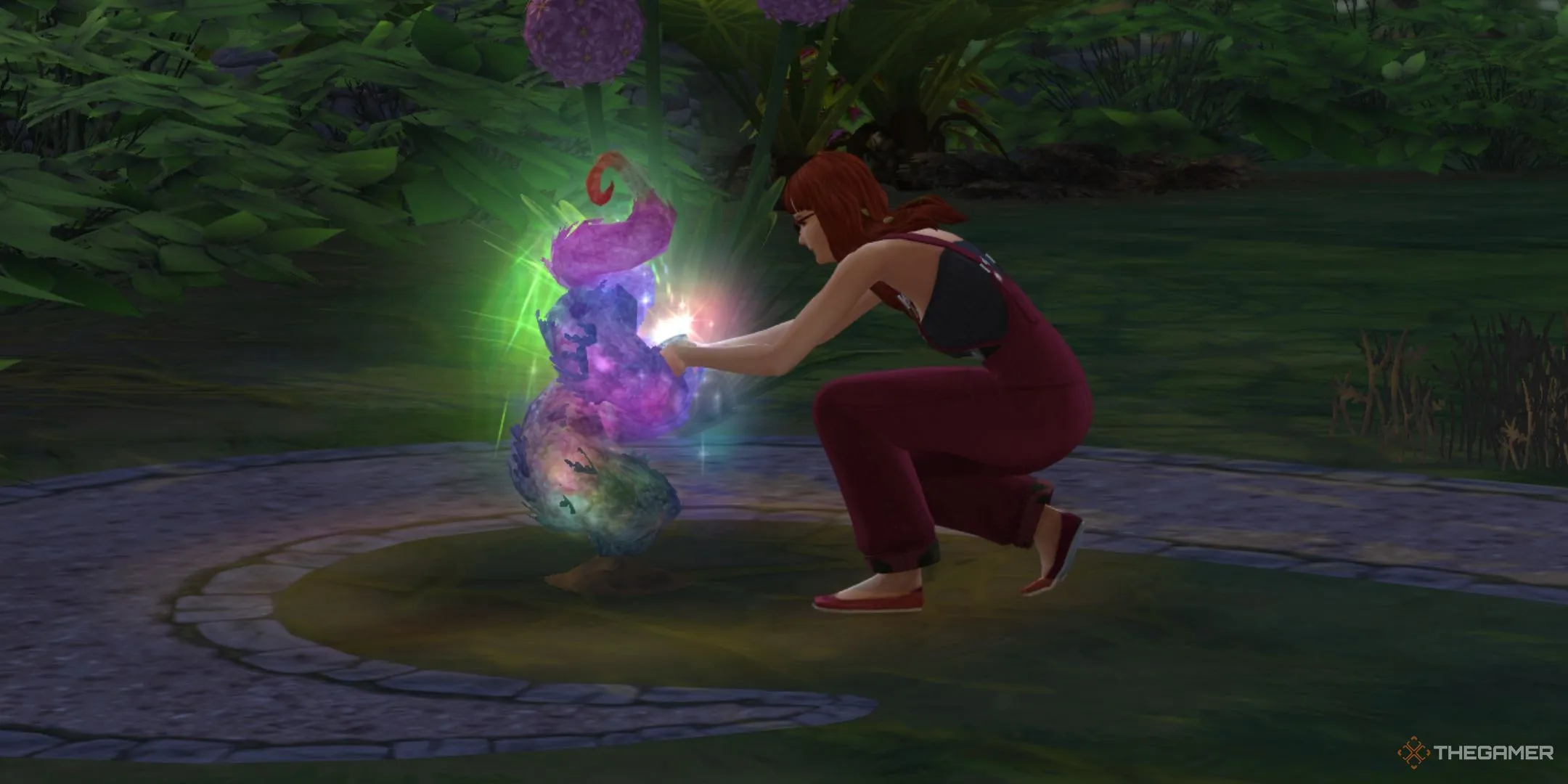 Sim thu hoạch từ một bụi cây mới trong hệ thống làm vườn nâng cấp của The Sims 4 Enchanted By Nature.