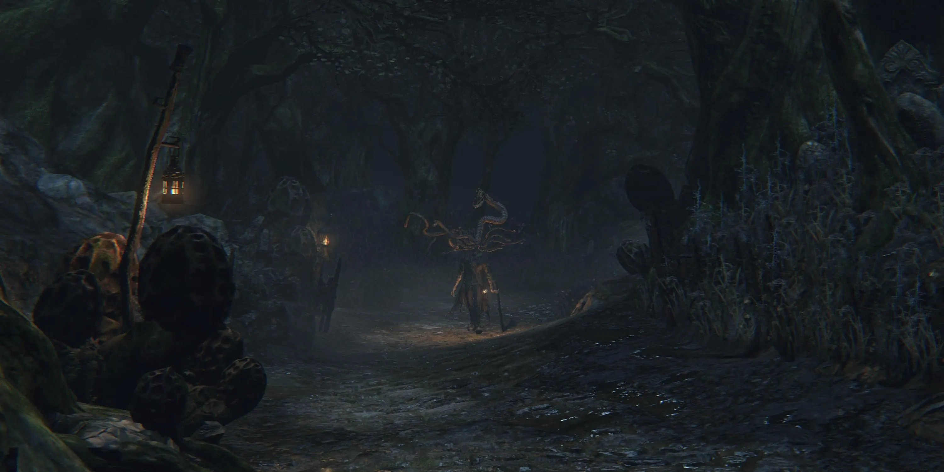 Thợ săn đối mặt với kẻ thù trong khu rừng cấm Forbidden Woods u ám của Bloodborne