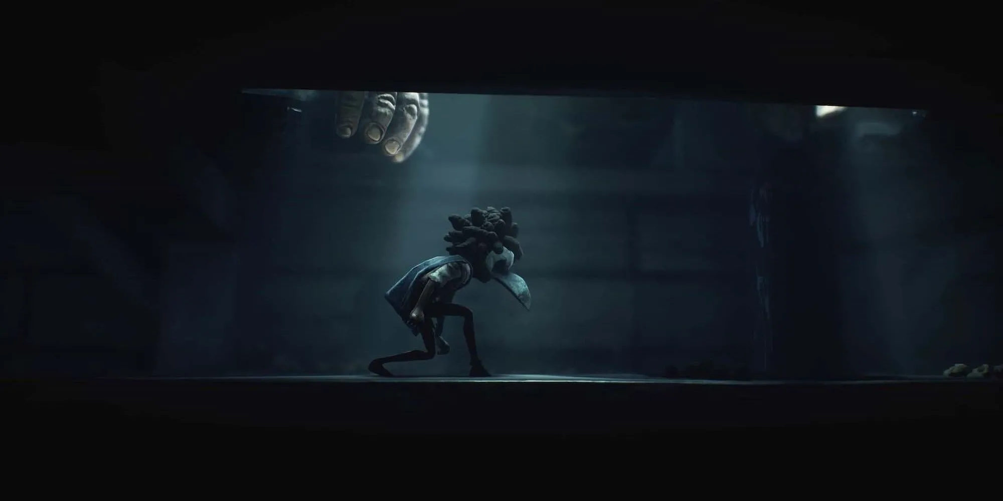 Low và Alone ẩn nấp khỏi quái vật khổng lồ trong Little Nightmares III