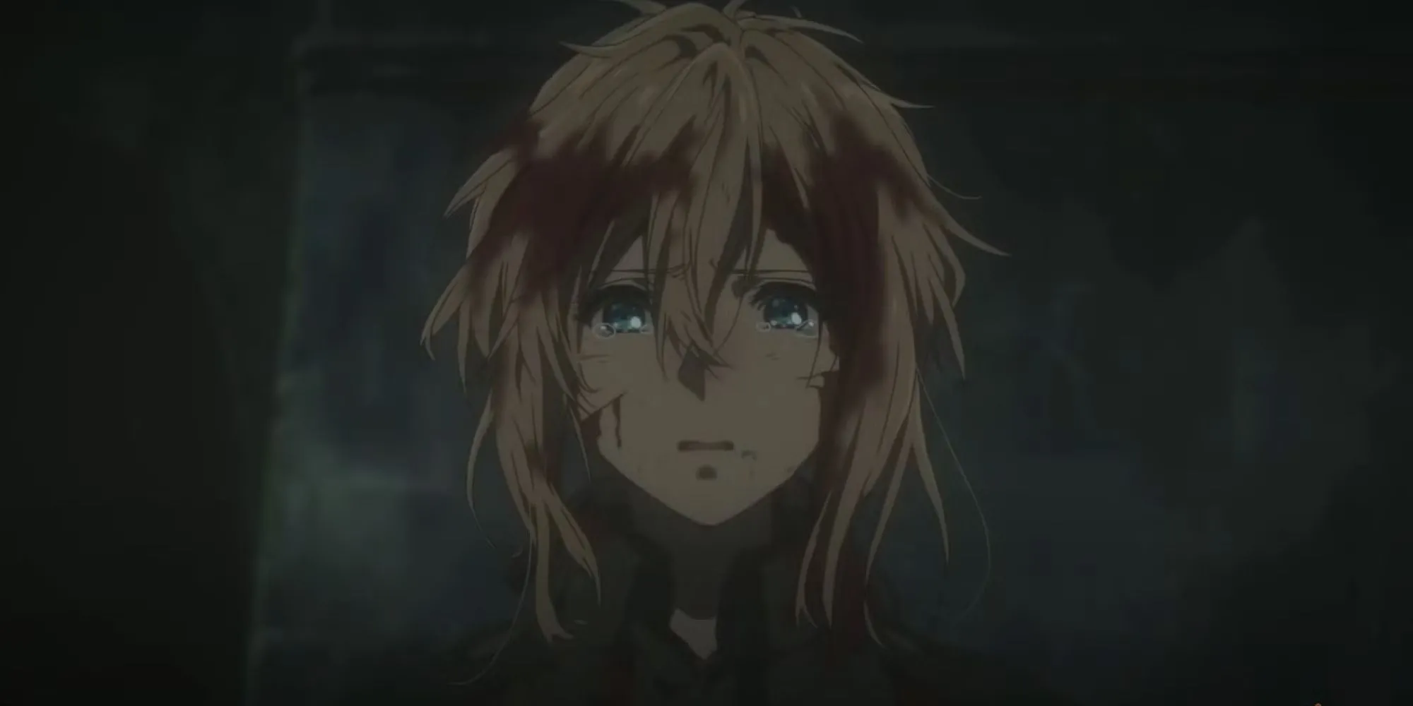 Violet Evergarden trong bộ đồng phục, biểu tượng của hành trình tìm kiếm ý nghĩa của từ 'yêu' và cảm xúc con người.